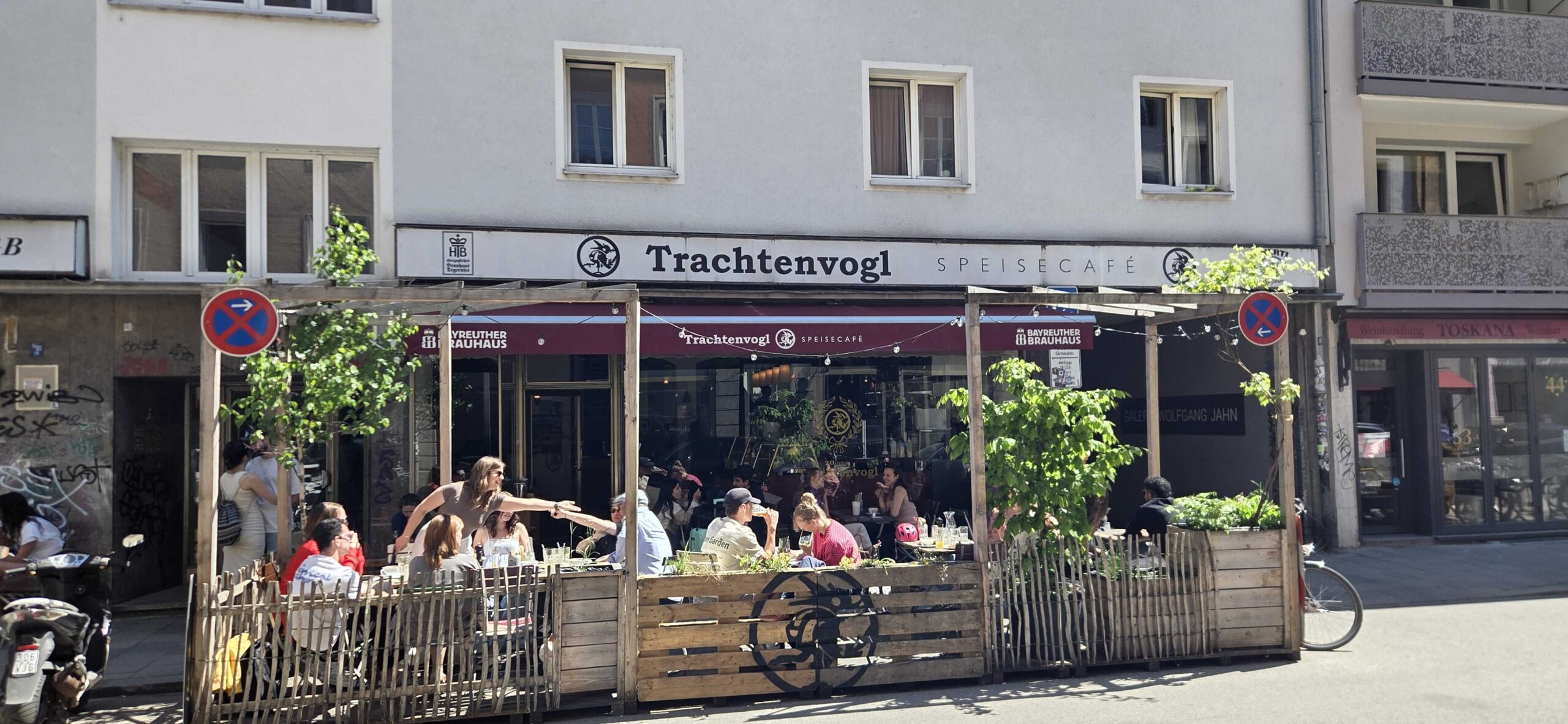Belebter Schanigarten vor Trachtenvogl